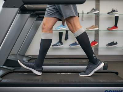 Welche reiseschuhe und socken verhindern schwielen und druckstellen auf langen flügen mit hüftprothese: markenchecks und passformtipps